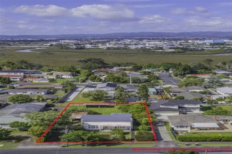 Photo of property in 72 Taikata Road, Te Atatu Peninsula, Auckland, 0610