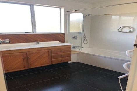 Photo of property in 124 Taylor Terrace, Tawa, Wellington, 5028