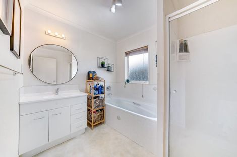 Photo of property in 12 Emmerdale Avenue, Papakura, 2110