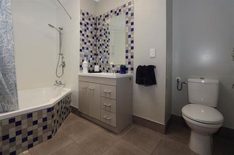 Photo of property in 2 Vista Place, Kawaha Point, Rotorua, 3010