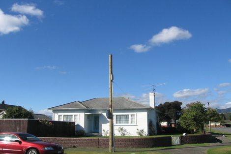 Photo of property in 2 Oxford Crescent, Ebdentown, Upper Hutt, 5018
