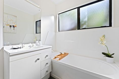 Photo of property in 2/21 Tobruk Crescent, Milford, Auckland, 0620