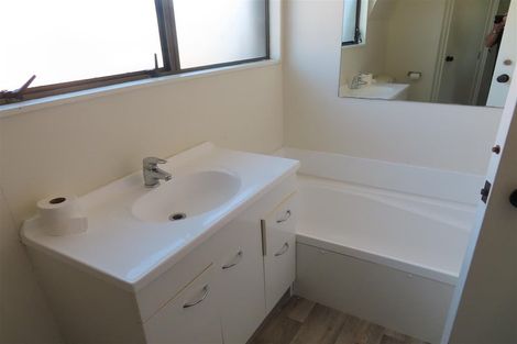 Photo of property in 2/33 Curacao Place, Half Moon Bay, Auckland, 2012