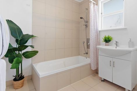 Photo of property in 1/862 East Coast Road, Northcross, Auckland, 0630