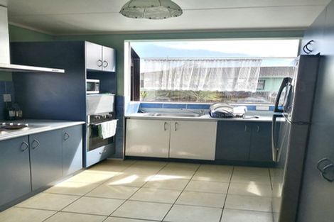 Photo of property in 28 Dungarvon Place, Clendon Park, Auckland, 2103