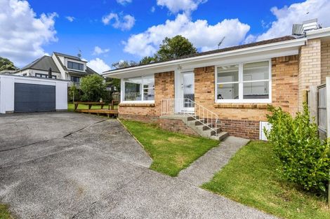 Photo of property in 2/8 Wykeham Place, Glenfield, Auckland, 0629