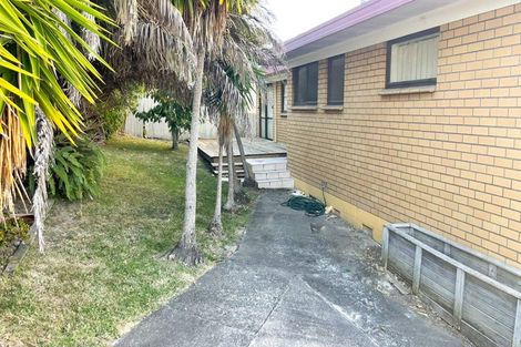 Photo of property in 28 Hollyford Drive, Clover Park, Auckland, 2105