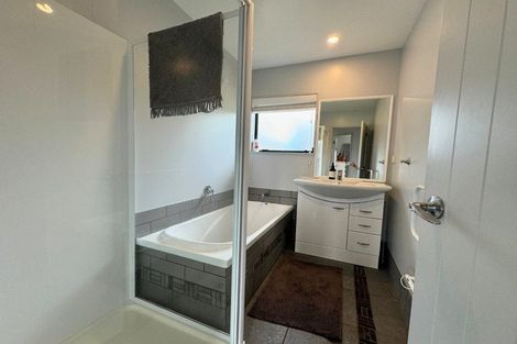 Photo of property in 68 South Kensington Way, Henderson, Auckland, 0612