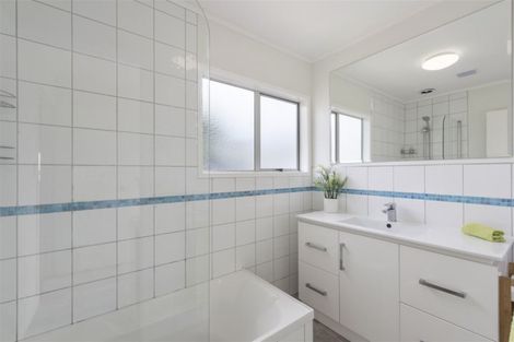 Photo of property in 1/317 Triangle Road, Massey, Auckland, 0614