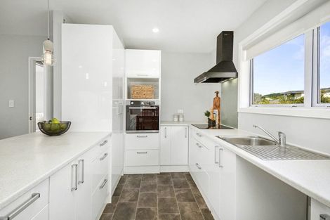 Photo of property in 2 Bell Street, Tawa, Wellington, 5028