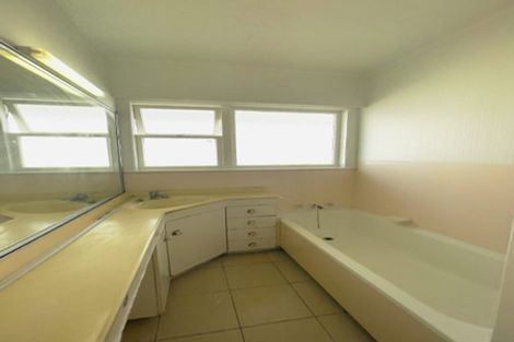 Photo of property in 25 Ellesmere Crescent, Pakuranga Heights, Auckland, 2010