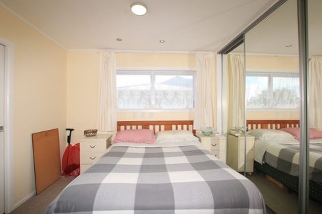 Photo of property in 5 Amberley Avenue, Te Atatu South, Auckland, 0610