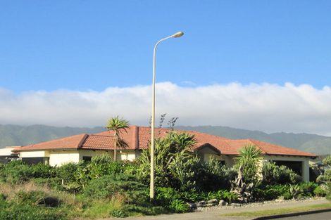 Photo of property in 2 Olliver Grove, Waikanae Beach, Waikanae, 5036