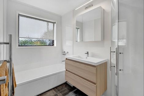 Photo of property in 17 Caledonia Place, Highlands Park, New Plymouth, 4312