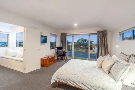 Photo of property in 1 Fathom Place, Te Atatu Peninsula, Auckland, 0610