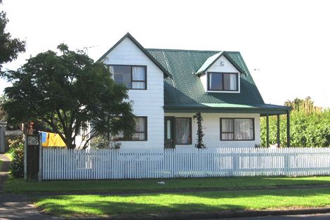 Photo of property in 106 Beach Road, Te Atatu Peninsula, Auckland, 0610