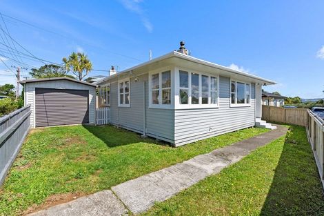 Photo of property in 4 Balmain Street, Newlands, Wellington, 6037