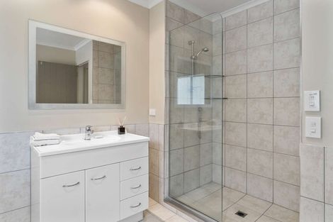 Photo of property in Te Kakariki Apartments, 5/5 Wellington Road, Paekakariki, 5034