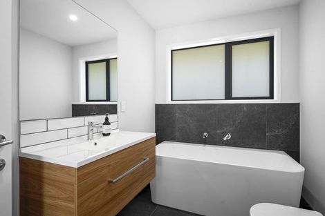 Photo of property in 10b Gradwell Place, Two Mile Bay, Taupo, 3330