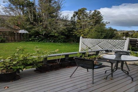 Photo of property in 1 Ravenwood Drive, Forrest Hill, Auckland, 0620