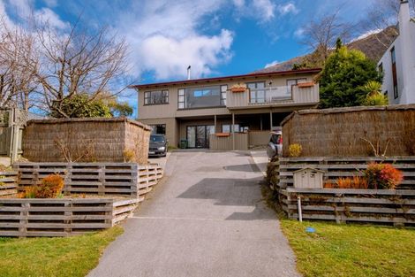 Photo of property in 6 Wynyard Crescent, Fernhill, Queenstown, 9300