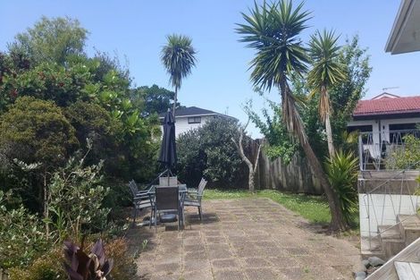 Photo of property in 14 Holdaway Avenue, Northcote, Auckland, 0627