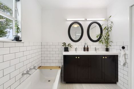 Photo of property in 19 Agincourt Street, Glenfield, Auckland, 0629