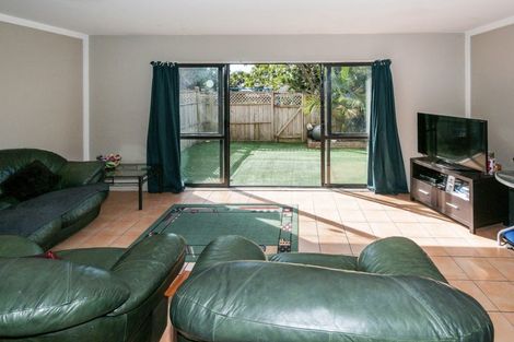 Photo of property in 4/35 Fields Parade, Oteha, Auckland, 0632