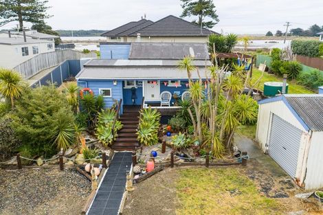 Photo of property in 15 Hall Place, Foxton Beach, Foxton, 4815