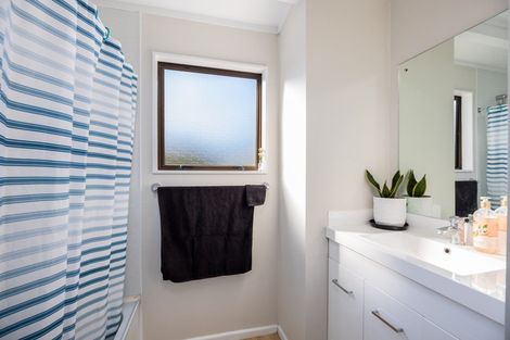 Photo of property in 32 Poplar Grove, Whalers Gate, New Plymouth, 4310