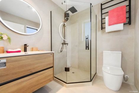 Photo of property in 18 Hava Place, Green Bay, Auckland, 0604