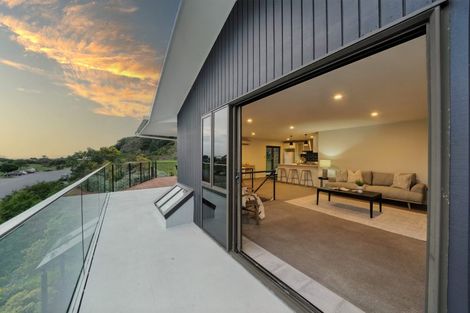 Photo of property in 122 Mccormacks Bay Road, Redcliffs, Christchurch, 8081