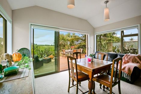 Photo of property in 5a Tui Grove, Oakura, 4314