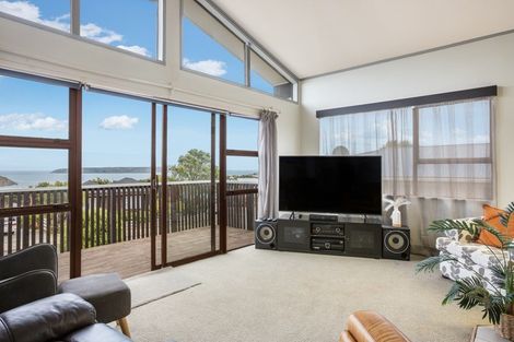 Photo of property in 106 Gloaming Hill, Titahi Bay, Porirua, 5022