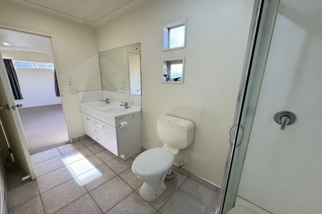 Photo of property in 4 Highgrove Lane, Totara Vale, Auckland, 0632