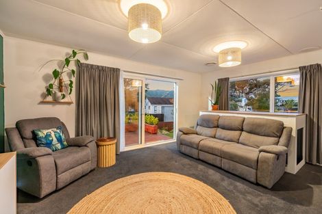 Photo of property in 21 Oaklands Grove, Clouston Park, Upper Hutt, 5018