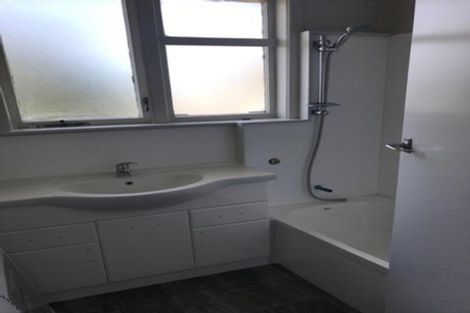 Photo of property in 4 Grainger Road, Te Atatu South, Auckland, 0610