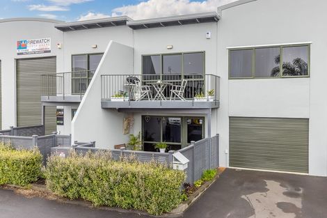 Photo of property in 14/14 Airborne Road, Rosedale, Auckland, 0632