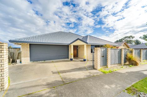Photo of property in 114 Ruapehu Drive, Fitzherbert, Palmerston North, 4410