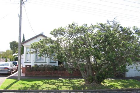 Photo of property in 33 William Bond Street, Stanley Point, Auckland, 0624