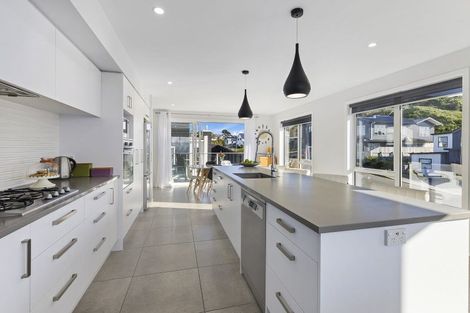 Photo of property in 2 Promontory Crescent, Newlands, Wellington, 6037