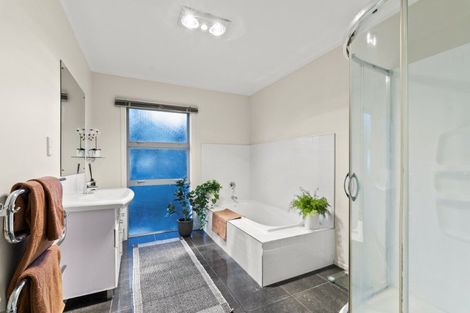 Photo of property in 23 Heta Road, Highlands Park, New Plymouth, 4312