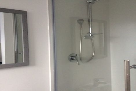 Photo of property in 2 Easton Park Parade, Glenfield, Auckland, 0629