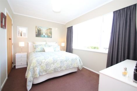 Photo of property in 8 Griffiths Grove, Newlands, Wellington, 6037
