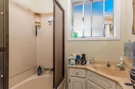 Photo of property in 9 Mcclintock Road, Massey, Auckland, 0614