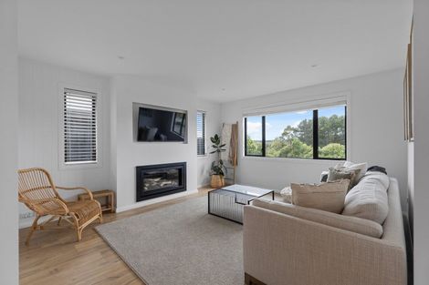 Photo of property in 43 Coutts Way, Fitzherbert, Palmerston North, 4410
