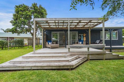 Photo of property in 8 Ringer Avenue, Matapouri, Whangarei, 0173