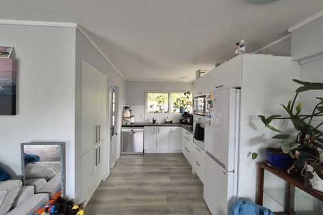 Photo of property in 2/12 Mahuta Grove, Northcote, Auckland, 0627