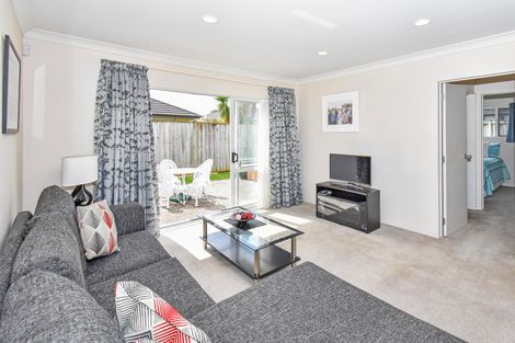 Photo of property in 21 Stranraer Crescent, Wattle Downs, Auckland, 2103