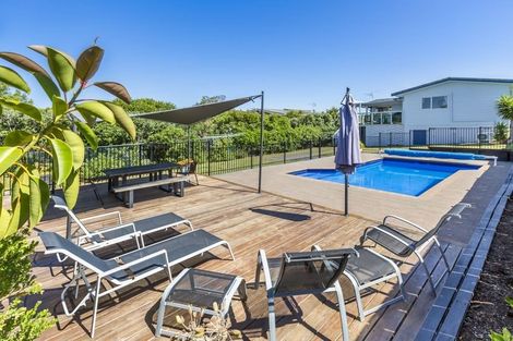 Photo of property in 1301 Whangaparaoa Road, Army Bay, Whangaparaoa, 0930